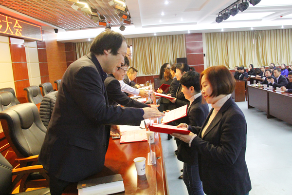 裝備公司舉行慶“三八”國際勞動婦女節(jié)暨“三八紅旗手”、“五好家庭”表彰會