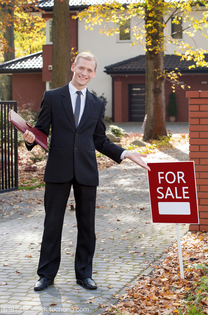 微笑的房地產(chǎn)經(jīng)紀(jì)人 房地產(chǎn)咨詢中的專業(yè)與溫情